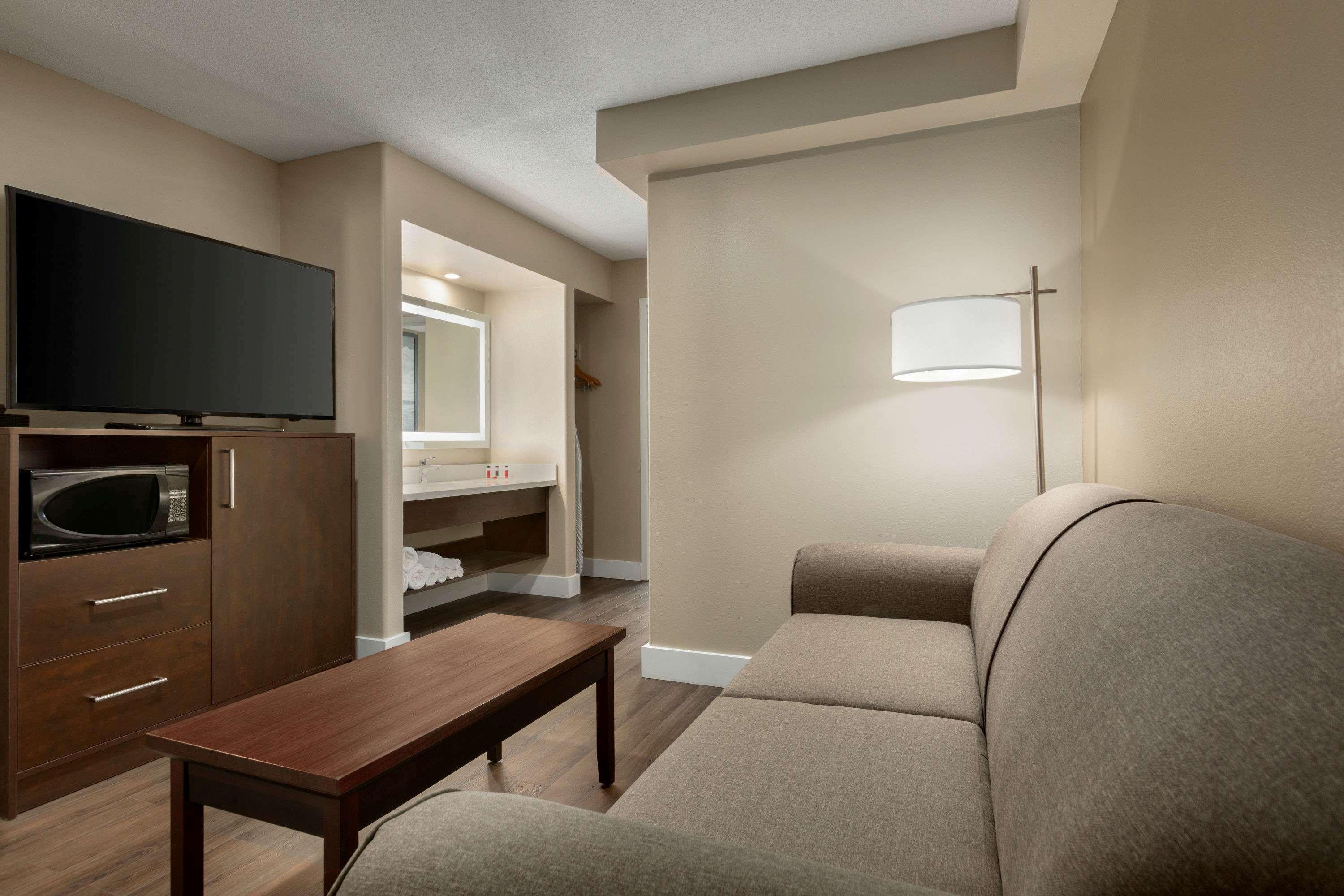 Super 8 By Wyndham Ajax/Toronto On Hotel Exterior photo